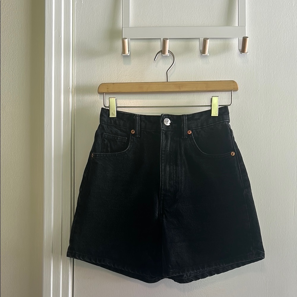 Zara: ‘Mom’ Denim Shorts